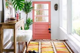 Selain terlihat netral, warna ini juga terasa modern dan klasik pada saat sebagai warna cat rumah sederhana, warna merah yang berani dapat menghidupkan suasana. 15 Pintu Rumah Minimalis Untuk Rumah Kesayanganmu