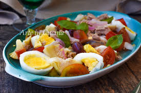 La cucina francese è famosa in tutto il mondo per le sue particolarità. Insalata Nizzarda Ricetta Francese Salade Nicoise Piatto Tipico