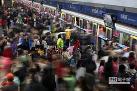 捷運站內 跨年倒數 2016.1.1 台北捷運trtc板南線 市政府站 跨年交通運輸人潮 列車班次採取，停靠二班，通過一班模式。 臺北大眾捷運股份有限公司新聞稿： 松山新店、淡水信義、板南線聯手 跨年輸運順利完成 302.8萬人次運量再創新高 感謝旅客支持與配合. æ·é‹å¸‚åºœç«™æ¹§å…¥å¤§æ‰¹è·¨å¹´äººæ½® ä¸­æ™‚é›»å­å ± Times Square Landmarks Travel