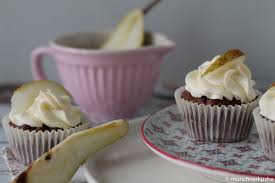 Diese brownie cupcakes mit frischkäse topping können sich doch auch ohne farbe sehen lassen. Saftige Cupcakes Mit Birnen Und Frischkasefrosting