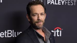 I got to sit down and have some wonderful conversations with him. Luke Perry Charms In Once Upon A Time In Hollywood Deleted Scene Entertainment Tonight