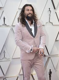 Jason Momoa S Pink Scrunchie Is The Star Of The Oscars Red Carpet Jason Momoa Jason Fashion