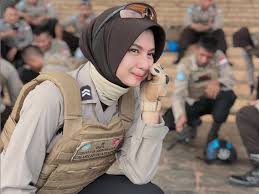 Kisahnya tentang seorang mahasiswa derajah enam bernama ali yang menjadi ahli intelijen untuk sebuah organisasi rahasia. Iras Wajah Lisa Surihani Polis Pbb Ini Buat Tulang Rusuk Bergetar