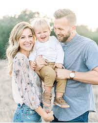 Finishing Up This Beautiful Newborn Session This Evening Loved Getting To Capture These 3 Summer Family Photos Family Photoshoot Poses Cute Family Photos