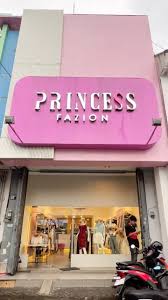 Outfit ala Bangkok tapi di Malang! 💖 Kualitas premium, harga affordable  mulai 60 ribu. Model up to date, lengkap banget! Wajib mampir ke Princess  Fazion ✨🛍️, 📍Lokasi Video : @princess_fazion Cabang ...