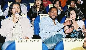 John Nana Patekar And Katrina Enjoying A Show How Many Movies Have Nana And Katrina Done Together Katrina Kaif Katrina Picture Of Katrina Kaif