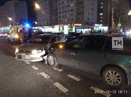 Рен тв рассказывает все, что известно о трагедии к данному моменту. V Centre Kazani Avtoledi Vyletela Na Krasnyj I Stolknulas S Inomarkoj Postradali Dva Cheloveka