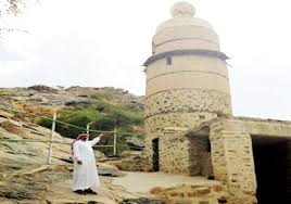 الطائف، مدينة سعودية تقع في الغرب من شبه الجزيرة العربية، تابعة لـمنطقة مكة المكرمة على جانبي وادي وج، وتبعد عن مدينة مكة المكرمة 75 كم تقريباً وتحيط بها الجبال من جميع الجهات، وترتفع عن سطح البحر بمسافة تتدرج مابين 1700 م إلى 2500 م، مما أكسبها جواً. Ù…Ø³Ø§Ø¬Ø¯ Ø§Ù„Ø·Ø§Ø¦Ù Ø§Ù„Ù‚Ø¯ÙŠÙ…Ø© ØªØ­ÙØ© Ù…Ø¹Ù…Ø§Ø±ÙŠØ© ÙˆØ´Ø§Ù‡Ø¯ Ø­Ø¶Ø§Ø±ÙŠ