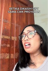 Diskusi Skincare antara Fahmi dan Shalom