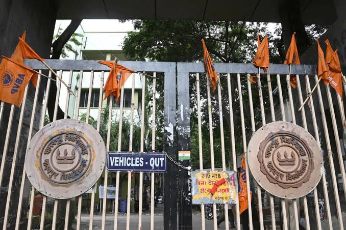 Jadavpur University campus violence | Jadavpur University finally files police case over campus violence, ABVP denies role in emblem damage - Telegraph India