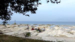 Der aus weißem stein bestehende strand mit seinem türiksblauen wasser ist leider nur vom wasser aus zu erreichen. Schwefelquellen Die Jamaica Strandbar Und Ein Einsamer Weg Um Sirmione Herum Auf Den Berg De