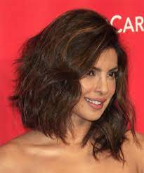 Priyanka Chopra Medium Wavy Brunette Hairstyle Medium Hair Styles Wavy Hairstyles Medium Medium Length Wavy Hair
