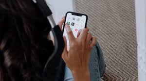 De alguna manera, esos sentimientos de nostalgia y dolor pueden ser hermosos. Musica Alivia Tristeza En La Pandemia Y Logra Record De Ventas En 2020