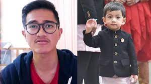 Saat itu, ia juga langsung mendapat makian. Foto Masa Kecil Kaesang Pangarep Dibandingkan Dengan Jan Ethes Ibarat Pinang Dibelah Kapak Tribunstyle Com