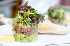 Tartare di tonno e avocado. Tartare Di Tonno E Avocado Con Pane Tostato Fotografie Stock Freeimages Com