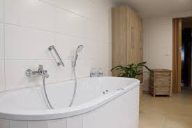 Badewanne verkleidung in holzoptik von duravit paneele youtube. Dusch Wc Und Badewanne Mit Rucken Massagedusen Badrenovierung Freiberg Nossen Dobeln