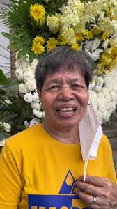 Sa kabila ng maulan na panahon, mula sa kanyang tahanan sa Baclaran,  nagtungo si Nanay Delia ngayong araw sa Christ the King Parish para  masilayan sa huling pagkakataon at magbigay pugay sa beteranong ...