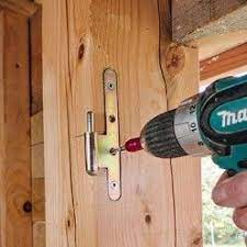 Realiser Une Porte A Deux Vantaux Pour Fermer Une Remise Porte Bois Exterieur Portes Huile Pour Bois