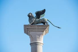 Estatua De Leao Na Praca San Marko Em Veneza Italia Foto Premium