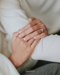 Mereka pun menunjukkan jari tangan yang telah disematkan oleh cincin. Pin Oleh Shamna Shamna Di Pre Wed Photo Ideas Foto Perkawinan Gaya Pengantin Pose Perkawinan