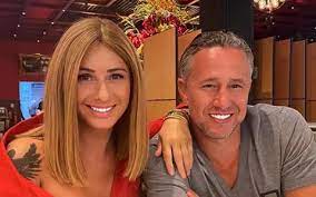 Laurențiu reghecampf a anunțat că el și anamaria prodan divorțează, însă acesta nu a oferit prea multe detalii, doar a confirmat zvonurile apărute în presă. Hqatckjpxicnmm