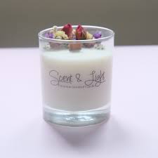 The easy tutorial you see here will turn you into a master at this diy art. Soy Candles With Wooden Wick And Dried Flowers By Scent And Light Bridestory Com