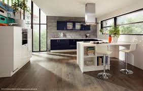 Designer Corian Kuche Mit Kochinsel Modern Offen Und Geraumig Moderne Kuche Inselkuche Kuchen Design Ideen