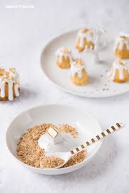Gebrannte Mandeln Kuchen Mit Blattgold Canneles Weihnachten Kochen Lebensmittel Essen Und Weihnachtsrezepte