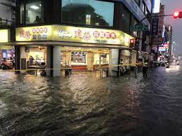Jun 21, 2021 · 民眾指出，當時下大雨淹水，道路幾乎變河流，四周一片水鄉澤國，道路、水溝、稻田根本都分不清楚，婦人當時騎機車經過，可能看不清道路界線，就掉進田裡溺水，在場民眾發現後趕快呼救並報案，當地民眾費了一番工夫將婦人拉起，消防隊員趕到接手急救。 Ypyu Lxjn35ucm