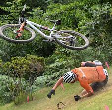 Mitfavorit mathieu van der poel ist im mountain bike cross country nach wenigen minuten schwer gestürzt, konnte das rennen aber zunächst fortsetzen. Ibwaa9z2dbbdkm