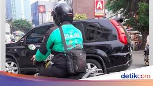 450 x 450 jpg pixel. Bingung Nih Ini Pak Polisi Sampingannya Ojol Atau Sebaliknya Ya