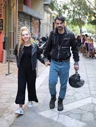 Στο πρωταγωνιστικό καστ της σειράς συμμετέχουν οι δάνης κατρανίδης, φαίη ξυλά, βάνα πεφάνη, αντιγόνη δρακουλάκη, παναγιώτης πετράκης, χρύσα παππά, κωνσταντίνος γιαννακόπουλος. Faih 3yla Kwnstantinos Giannakopoylos To A8orybo Diazygio Toy Zeygarioy Znews