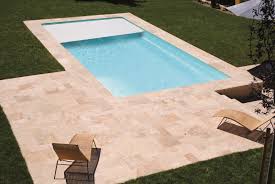 Piscine Coque Monobloc Avec Couverture Automatique Nf En Fond De Bassin France Piscines Composites