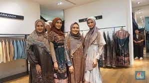 Trend terkini baju gamis modern wanita indonesia meliputi corak warna yang terang seperti cream, biru, merah muda, ungu dan hitam, hingga ada juga gamis motif batik. Kisah 7 Desainer Busana Muslim Muda Cantik Berprestasi