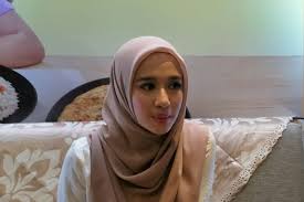 Bella berbaring dalam bak mandi yang dipenuhi oleh air berwarna biru. Laudya Cynthia Bella Ini Takdir Allah Rumah Tangga Kami Hanya Sampai Di Sini Halaman All Kompas Com