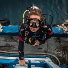 Looks Sea Color She Arletiv Puravidadivingkohtao Sea Scubadiving Bluewater Picoftheday Seaside Underwater Sea Colour Scuba Girl Underwater Photos