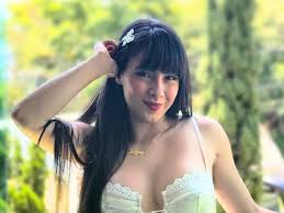 Juliana Bonde se exibe de minissaia e deixa escapar detalhe íntimo