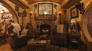 Rumah hobbit yang lagi viral ini terletak tepat di area pemandian sidebu debu, tepatnya di rindu alam hotel yang terletak di jl. Ada Penginapan Unik Ala Rumah Hobbit Di As Kumparan Com