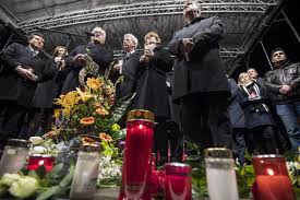 Steinmeier read out the names of the victims as well as the prime suspect's mother, who was found dead at his residence. Steinmeier Ruft In Hanau Zu Zivilcourage Und Zusammenhalt Auf