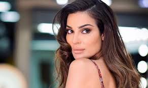 كان غريبا أن تقول نادين نسيب نجيم أنها لن ترد على الهجوم، وفي نفس الوقت تواصل رسائلها لهم، وإعلان غضبها، وكان غريبا أيضا أنها تزعم عدم تأثرها بانتقادات تغيير شكلها الأخيرة. Ø¨Ø¹Ø¯ ØµÙˆØ±Ù‡Ø§ ÙÙŠ Ø§Ù„Ù…Ø³ØªØ´ÙÙ‰ Ù†Ø§Ø¯ÙŠÙ† Ù†Ø¬ÙŠÙ… ØªØªØ¹Ø±Ø¶ Ù„Ø¥Ø³Ø§Ø¡Ø§Øª Ø¨Ø§Ù„ØºØ© ÙˆØ±Ø¯ ÙØ¹Ù„ Ù‚ÙˆÙŠ Ù…Ù†Ù‡Ø§ Ø§Ù„ÙÙ† Ø¬Ø±ÙŠØ¯Ø© Ø§Ù„Ø·Ø±ÙŠÙ‚