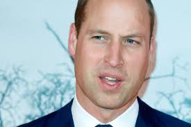 Príncipe William quebra protocolo em frente às câmeras e choca súditos