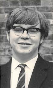 A Friend sent me a photo of himself in year shoot at school.