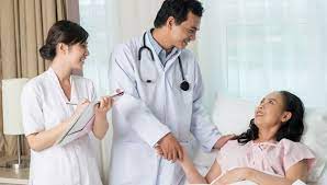 Memastikan setiap staf keperawatan di rumah sakit menunjukan perilaku professional dan disiplin profesi sesuai dengan kode etik profesi perawat indonesia. Yuk Kenali Apa Saja Tugas Perawat Di Rumah Sakit Info Sehat Klikdokter Com