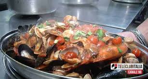 Poi con il dorso della lama di un coltello eliminate tutte le incrostazioni e i cirripedi (parassiti che si formano sul. Zuppa Di Cozze Del Giovedi Santo La Ricetta Per Farla In Casa I Pochi Minuti