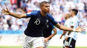 رامي يقبل كأس العالم مع لاعبي فرنسا بعد تتويجهم باللقب عام 2018 (رويترز). Ø£Ø¹Ù…Ø§Ø± Ù„Ø§Ø¹Ø¨ÙŠ ÙØ±Ù†Ø³Ø§ ØªØ¤Ù‡Ù„Ù‡Ù… Ù„Ù„Ø³ÙŠØ·Ø±Ø© Ø¹Ù„Ù‰ Ø§Ù„Ø¹Ø§Ù„Ù… Ù„Ø³Ù†ÙˆØ§Øª Ø±ÙŠØ§Ø¶Ø© Ø¹Ø±Ø¨ÙŠØ© ÙˆØ¯ÙˆÙ„ÙŠØ© Ø§Ù„Ø¥Ù…Ø§Ø±Ø§Øª Ø§Ù„ÙŠÙˆÙ…