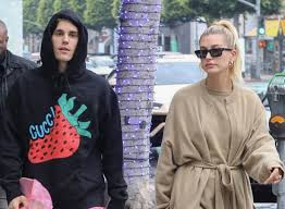 Baldwin trained as a ballet dancer, but her dancing career ended due to an injury. Justin Bieber Und Hailey Bieber Machen Geheimnisvolle Ankundigung Starzip