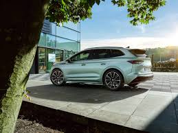 Dit komt extra tot uiting in de sportline dankzij het standaard sportchassis. Der Skoda Enyaq Iv Ist Da Neuer E Suv Mit Preis Fur Deutschland