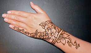Semisal membuat gambar hati atau gambar ukiran bunga di pinggir tangan. 8 Henna Jari Tangan Ideas Henna Tattoo Designs Henna Designs Simple Henna Tattoo