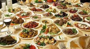 A Table Full Of Armenian Food The Dinner Is Always Big With Plenty Of Food And Drinks Met Afbeeldingen Lebanese Recipes Voedsel Ideeen Eten En Drinken