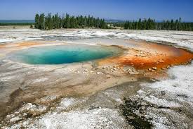 One of the park's main attractions, midway geyser basin features a collection of hot springs. Yellowstone Np Midway Geyser Basin Brennis Reisewelt